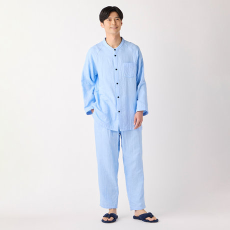 グレーとブルーのボーダー柄のパジャマ